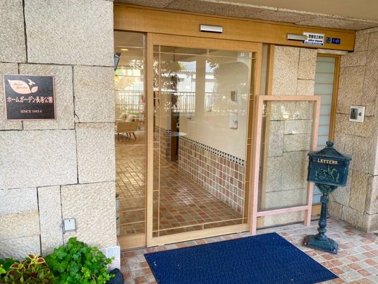 明るいエントランスの景観