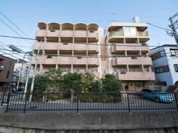 多階層の建物外観