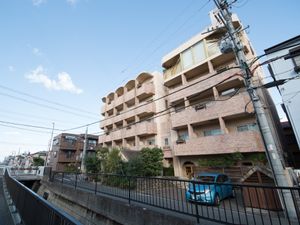 都市型の多階層建物