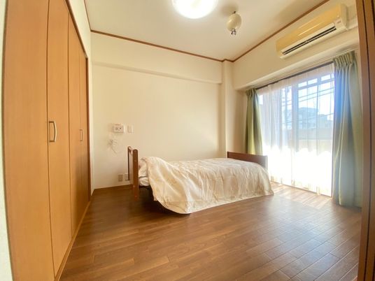 明るい個室の居室