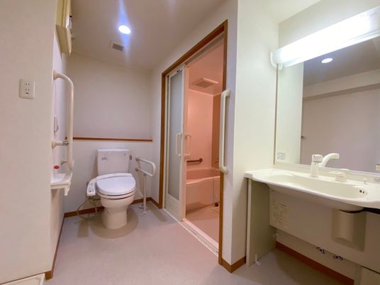 バリアフリーのトイレと浴室