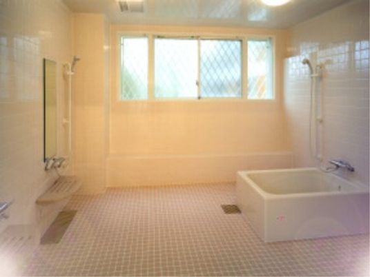 タイル張りの広い浴室となっている。シャワーの近くには手すりが備え付けられており、立ち座りなどが楽にできる。