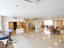 広々とした明るいダイニング