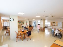 明るい食堂の様子