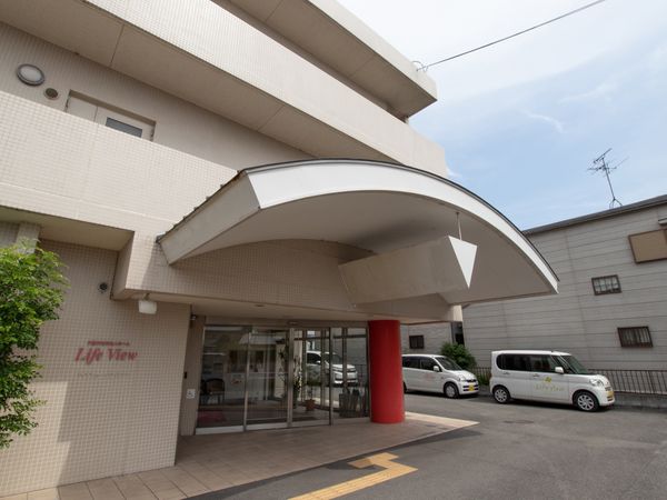 施設のエントランス外観