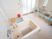 個浴用浴室の一例。介護用椅子が２脚置かれている。清掃用のスリッパがたてかけられており、浴槽に手すりが設置されている。