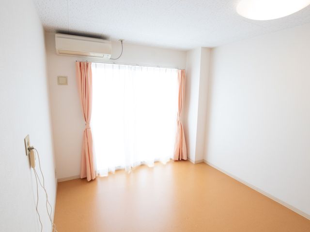 明るい個室の居室