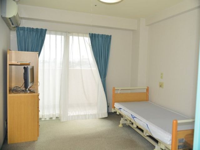 明るい個室の居室 居室 日当たりが良く、清潔感のあふれる個室です。就労を検討されている方には、心地よい環境づくりに貢献できる職場です。