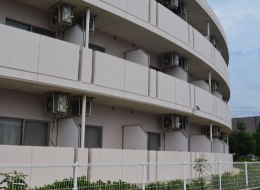 丸みを帯びた建物の外観