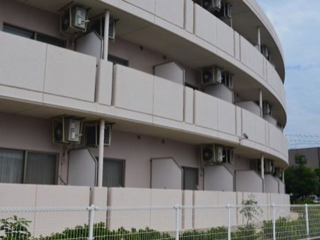 丸みを帯びた建物の外観 外観 ゆったりとした曲線を描く建物は、訪れる人々にやさしい印象を与えます。あたたかみのある色合いが、心地よい環境を演出しています。