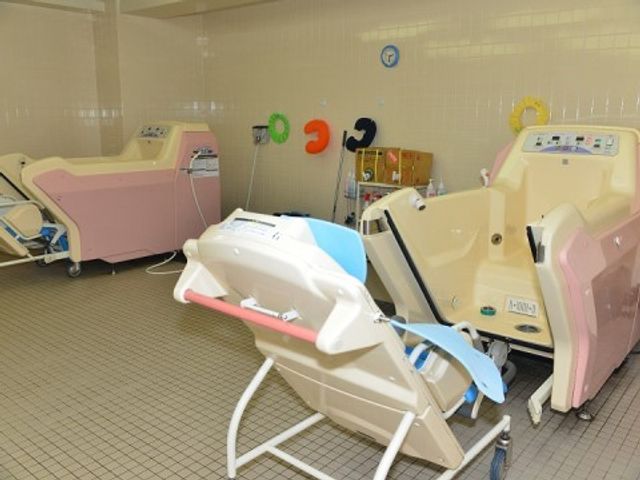 特殊浴槽のある浴室 機械浴槽 広々とした浴室には、色とりどりの特殊浴槽が配され、利用者の安全と快適さを考慮した設計となっております。
