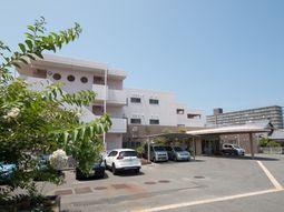 白亜の建物と青空