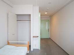 シンプルな居室の様子