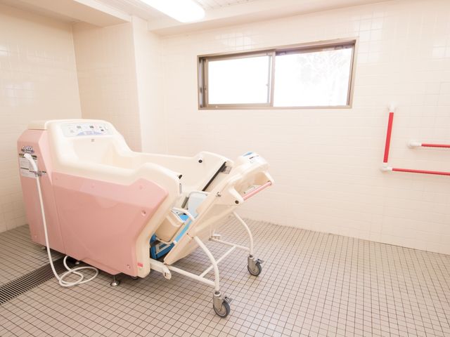 清潔な浴室の設備 浴室 安全かつ快適な入浴を支える設備が整っており、こちらの環境では職員として利用者様のサポートに専念できます。