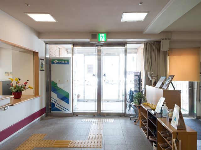 エントランスの明るい空間 玄関 広々とした清潔感のあるエントランスです。お花が飾られ、訪れる方々を暖かく迎え入れています。