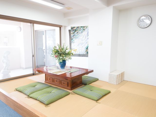 和室の佇まい 休憩スペース 明るい光が差し込む広々とした和室で、ゆったりとくつろげる空間が整っています。訪れた方々とのコミュニケーションも深まる場所です。