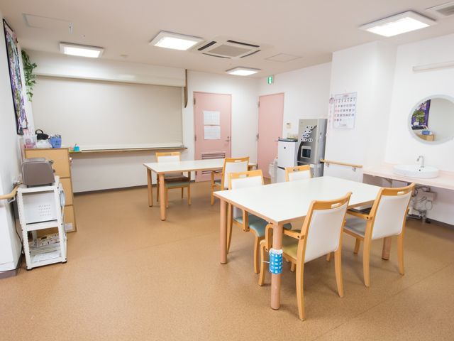 清潔な食堂 食堂 ゆったりとした食堂は清潔感があり、明るい日差しの中での食事やコミュニケーションが楽しめる空間です。