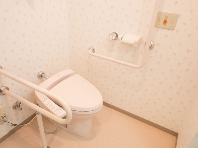 バリアフリートイレ設備 トイレ 使いやすい手すりと洗浄機能付き便器が設置された快適なトイレです。安心してご利用いただける設計になっています。