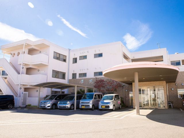 広々とした施設のエントランス 外観 ゆとりを感じる開放的なエントランスがお出迎え。職場には明るい環境が広がっています。