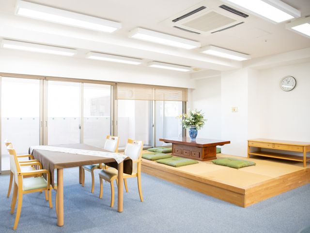 快適な職場環境 ラウンジ 明るく開放的なラウンジで働きませんか？あなたの温もりあるケアが、ここで活かされます。