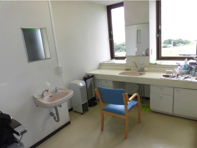 洗面台のある居室 居室 自然光が差し込む居室内の洗面台です。必要な物を手元に置きやすい作りになっています。