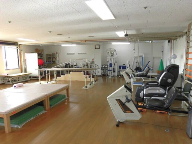落ち着いた雰囲気の機能訓練室 機能訓練室 広々とした機能訓練室では、快適なリハビリ環境が整っています。専門機器を使用し、安全にトレーニングが可能です。