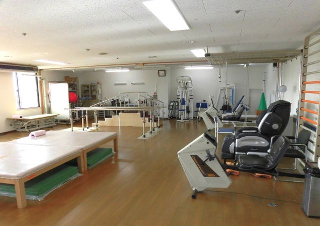 落ち着いた雰囲気の機能訓練室 機能訓練室 広々とした機能訓練室では、快適なリハビリ環境が整っています。専門機器を使用し、安全にトレーニングが可能です。