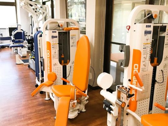 機能訓練機器の並ぶ室内  