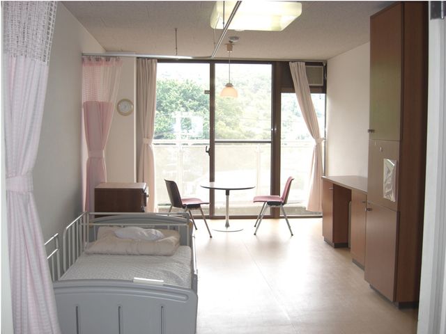 広々とした居室 居室 自然光がたっぷりと入る明るい居室です。見晴らしの良い窓辺でリラックスすることができます。