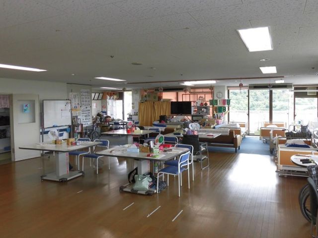 広々とした室内空間 ラウンジ 自然光が差し込む快適なスペースで、リラックスして過ごせます。仕事環境に最適です。