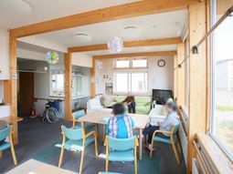 明るく木目調のラウンジ