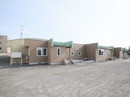 広々とした施設の外観