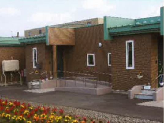 茶色の壁の建物エントランス