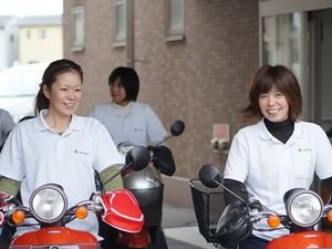 スタッフが原付に乗る外観  