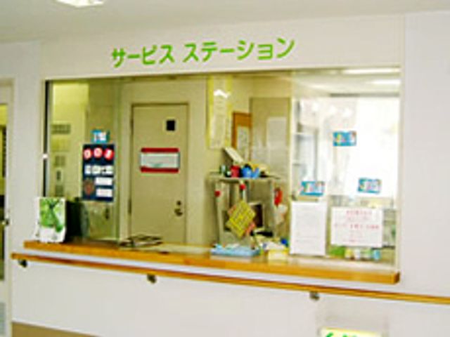 サービスステーション フロント 明るく開放的な受付カウンターです。訪れる方とのコミュニケーションが円滑にできます。