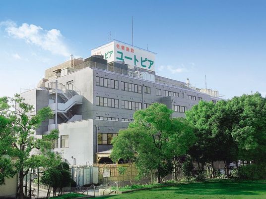 緑に囲まれた建物外観  
