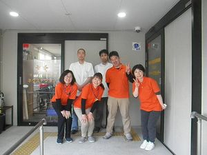 笑顔のスタッフが並ぶエントランス  