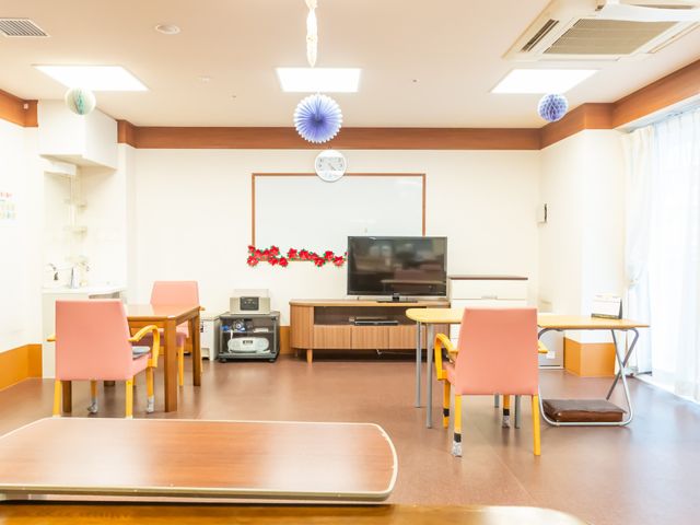 明るい共有スペース リビング 広々としたリビングには自然光が差し込み、快適に過ごせます。テーブルと椅子で交流しやすい配置です。