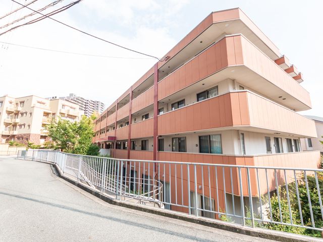 温かみのある外観 外観 温かみのある色合いで設計された建物です。開放感あふれる構造が魅力です。