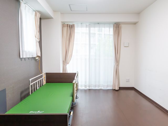 光が降り注ぐ居室 居室 大きな窓からの自然光で満たされた部屋です。快適な居住空間が広がっています。