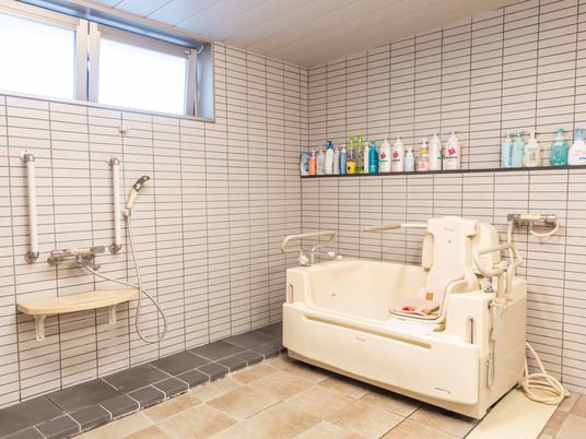 リフト浴槽と設備の浴室