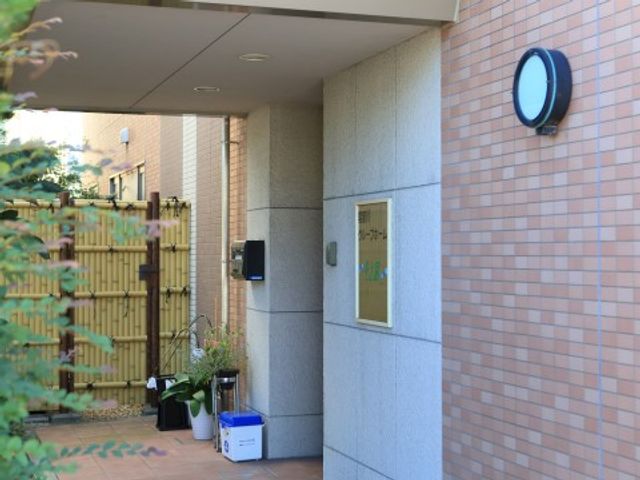 入口付近の門 エントランス 温もりを感じるエントランスは、訪れる人を優しく迎え入れます。緑があしらわれたゲート付近からは、穏やかな雰囲気が漂います。
