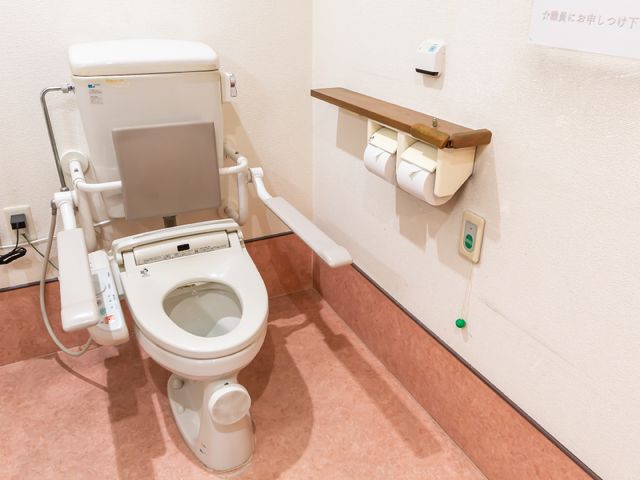 バリアフリートイレ設備 トイレ 安全に配慮されたサポート付きトイレです。手すりや緊急コールボタンがあり、支援を必要とされる方に優しい環境が整っています。