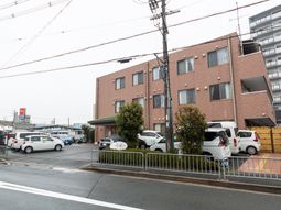 落ち着いた色合いの外観