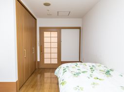 洋室のベッドとドア