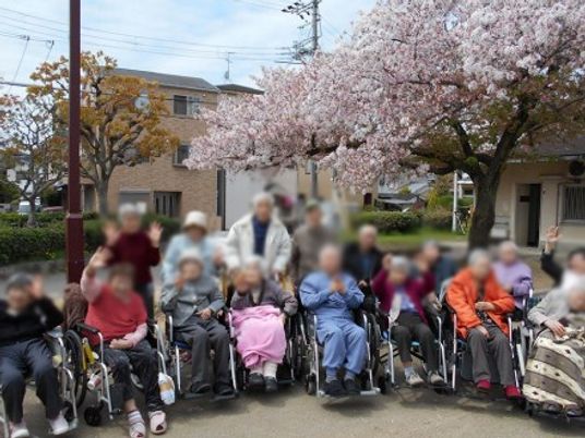 季節の集いを楽しむ中庭