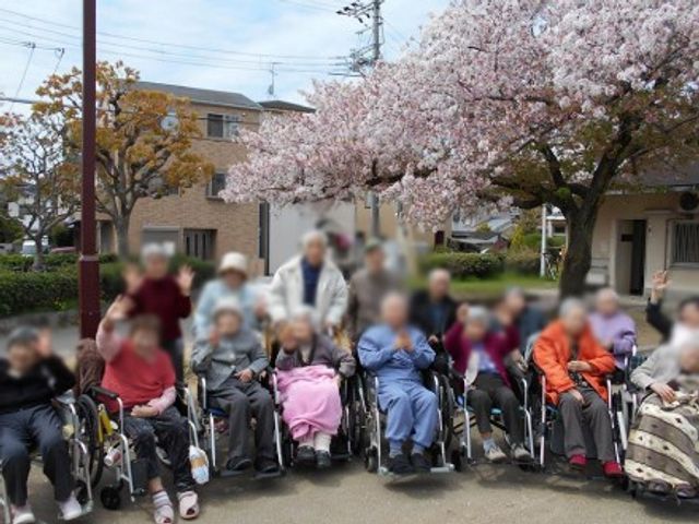 季節の集いを楽しむ中庭