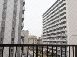 都市の眺望が広がるバルコニー