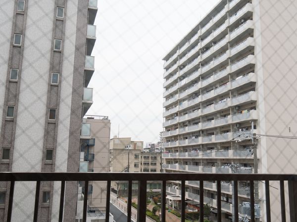 都市の眺望が広がるバルコニー