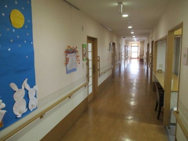 手作り掲示物が飾られた廊下